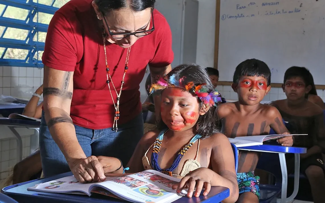 formação educacional indígena, ensino para povos originários, educação nas aldeias