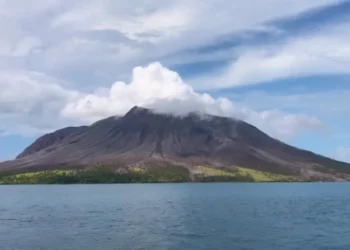 Monte Ruang, erupção vulcânica, gases vulcânicos