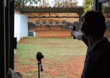 atleta de tiro esportivo, competidor de tiro esportivo, praticante de tiro esportivo