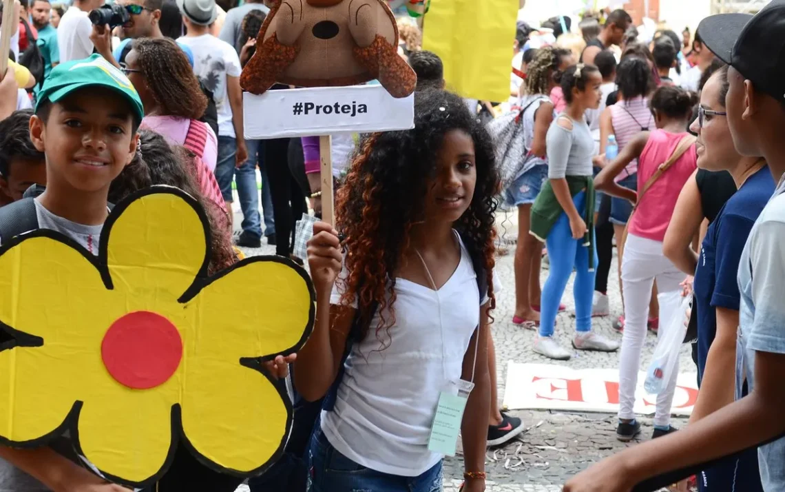 engajar, incentivar, chamar a atenção;