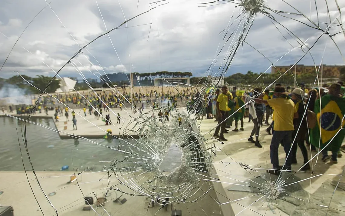 golpe, golpe de Estado, revolta;