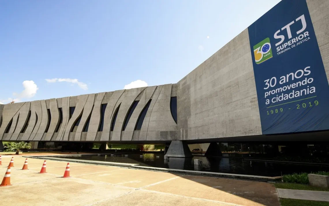 escola, instituição, de ensino superior;