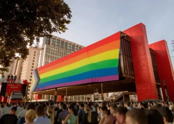 hasteamento da bandeira, LGBTQIAPN+, hastear a bandeira, LGBT+, bandeira do Orgulho, LGBTQIAPN+;